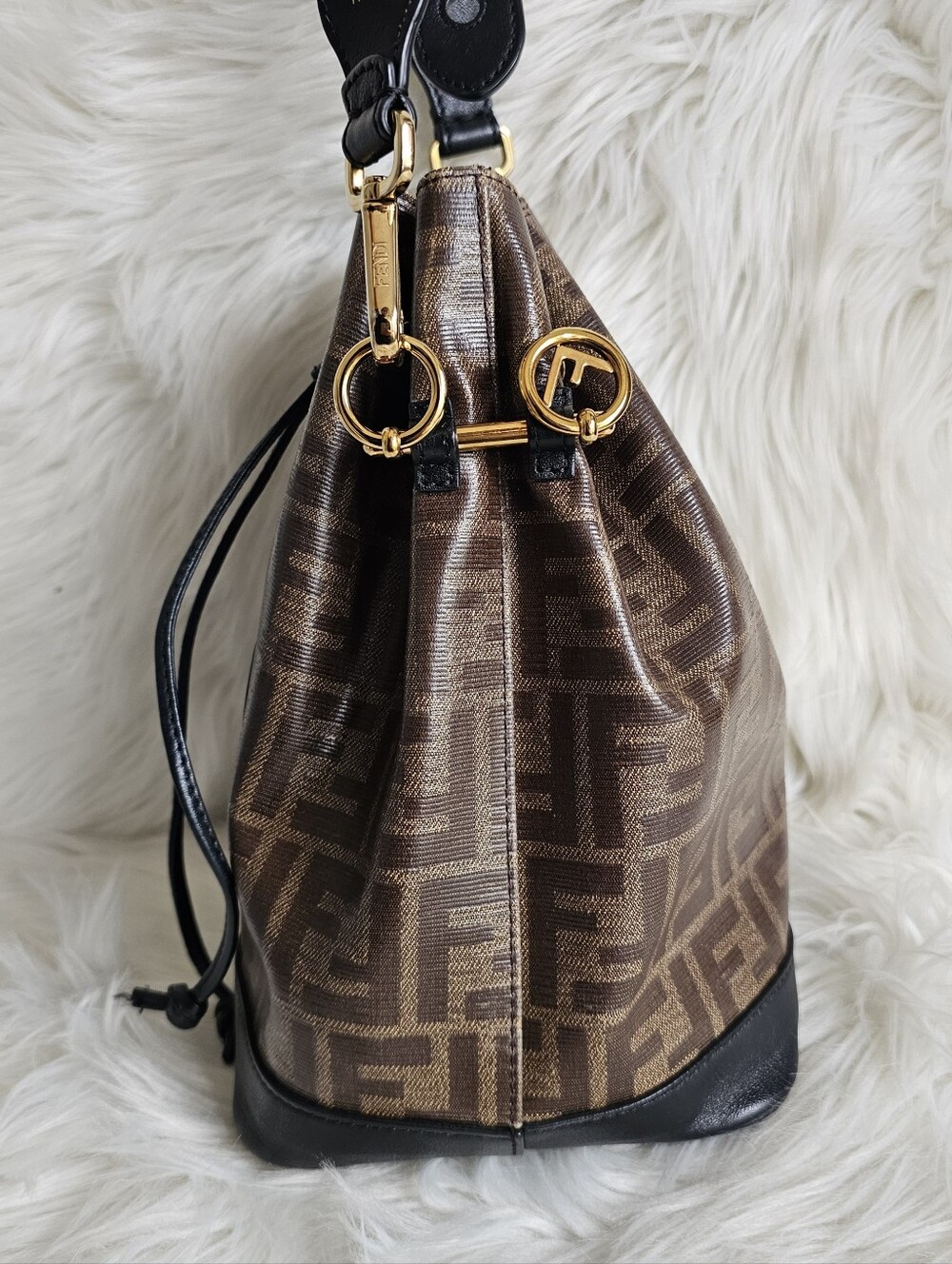 🖤 Fendi Bucket Bag 🖤 - Picture 5 of 15